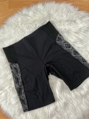 Athleta Stay Fly 9” Bike Shorts Size XL